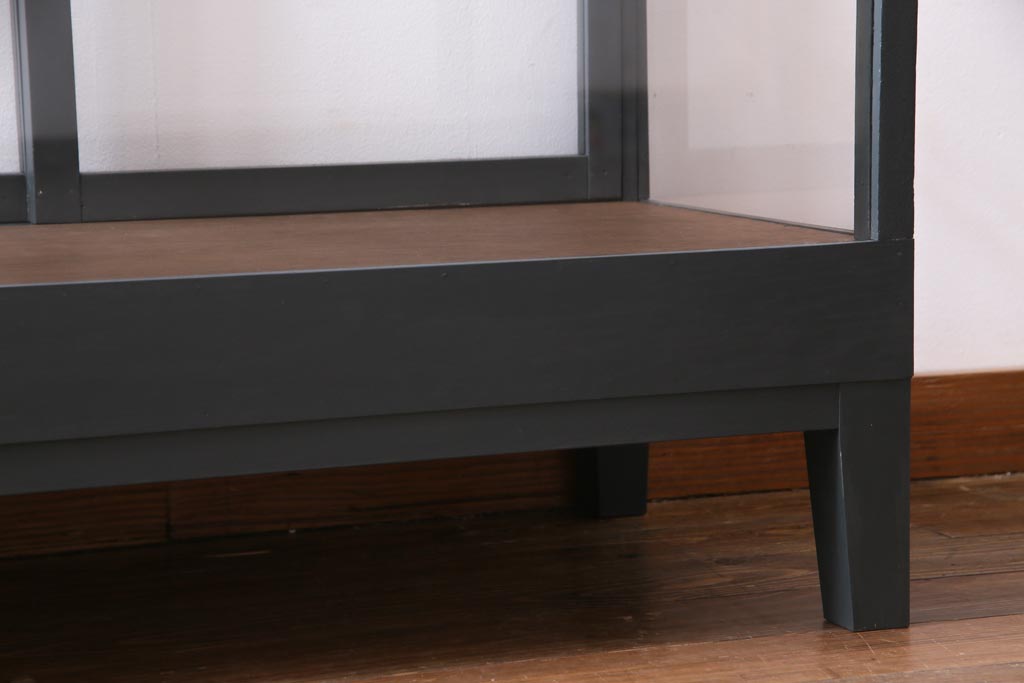 ペイント家具　メンズライクな雰囲気のガラスケース(ショーケース、飾り棚、陳列棚)