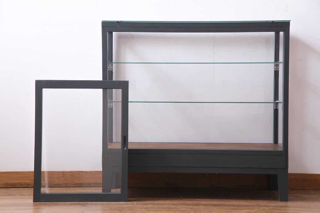 ペイント家具　メンズライクな雰囲気のガラスケース(ショーケース、飾り棚、陳列棚)