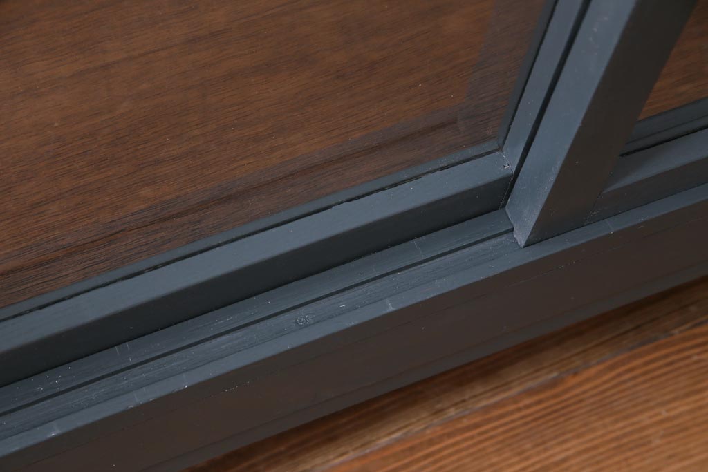 ペイント家具　メンズライクな雰囲気のガラスケース(ショーケース、飾り棚、陳列棚)