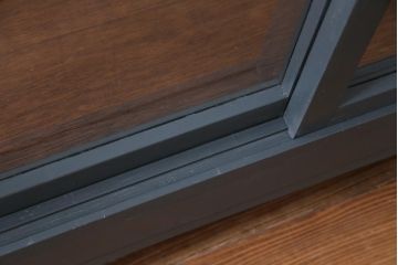 ペイント家具　メンズライクな雰囲気のガラスケース(ショーケース、飾り棚、陳列棚)