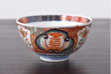 和製アンティーク　豊かな彩りを感じる色絵の蓋付き茶碗2客セット(和食器)