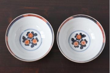 和製アンティーク　豊かな彩りを感じる色絵の蓋付き茶碗2客セット(和食器)