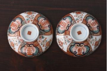 和製アンティーク　豊かな彩りを感じる色絵の蓋付き茶碗2客セット(和食器)