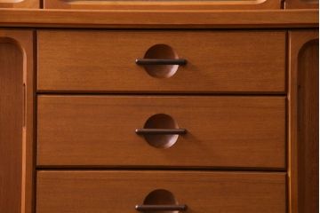 ヴィンテージ家具　ビンテージ　日田工芸　マキシムシリーズ　絶版品　チーク・ローズウッド材　北欧風デザインの食器棚(キャビネット、飾り棚)