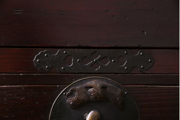 アンティーク家具　明治大正期　前面ヒノキ材　宝尽くし　錠前金具が素敵な二本松箪笥(重ね箪笥、衣装箪笥、収納箪笥、時代箪笥)(R-034900)