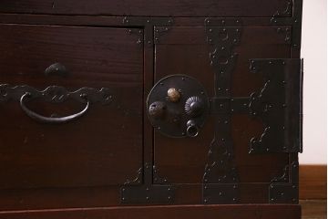 アンティーク家具　明治大正期　前面ヒノキ材　宝尽くし　錠前金具が素敵な二本松箪笥(重ね箪笥、衣装箪笥、収納箪笥、時代箪笥)(R-034900)