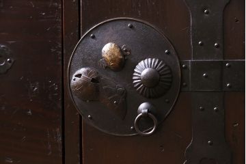 アンティーク家具　明治大正期　前面ヒノキ材　宝尽くし　錠前金具が素敵な二本松箪笥(重ね箪笥、衣装箪笥、収納箪笥、時代箪笥)(R-034900)