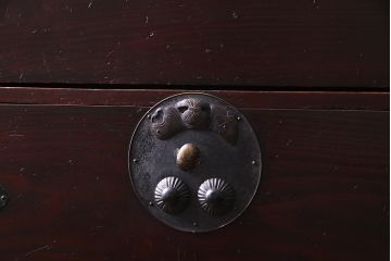 アンティーク家具　明治大正期　前面ヒノキ材　宝尽くし　錠前金具が素敵な二本松箪笥(重ね箪笥、衣装箪笥、収納箪笥、時代箪笥)(R-034900)