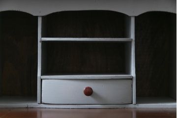 アンティーク家具　ペイント　ステンドグラス扉がお洒落なアンティークのライティングビューロー(ビューローブックケース)