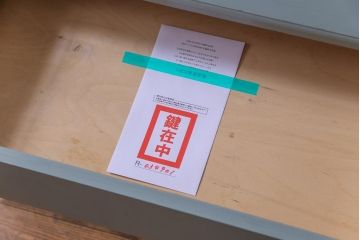 アンティーク家具　ペイント　ステンドグラス扉がお洒落なアンティークのライティングビューロー(ビューローブックケース)