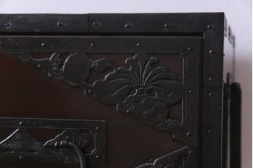 アンティーク家具　古民具　最高級品!　漆塗り　上出来な金具に目を見張る珠玉の佐渡箪笥(八幡箪笥、衣装箪笥)