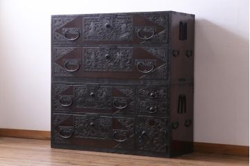 アンティーク家具　古民具　最高級品!　漆塗り　上出来な金具に目を見張る珠玉の佐渡箪笥(八幡箪笥、衣装箪笥)