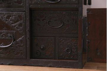 アンティーク家具　古民具　最高級品!　漆塗り　上出来な金具に目を見張る珠玉の佐渡箪笥(八幡箪笥、衣装箪笥)