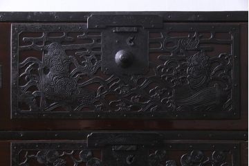 アンティーク家具　古民具　最高級品!　漆塗り　上出来な金具に目を見張る珠玉の佐渡箪笥(八幡箪笥、衣装箪笥)
