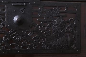 アンティーク家具　古民具　最高級品!　漆塗り　上出来な金具に目を見張る珠玉の佐渡箪笥(八幡箪笥、衣装箪笥)
