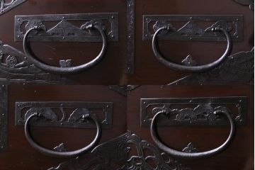 アンティーク家具　古民具　最高級品!　漆塗り　上出来な金具に目を見張る珠玉の佐渡箪笥(八幡箪笥、衣装箪笥)