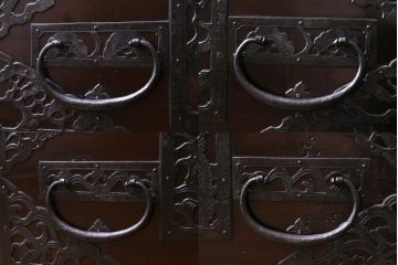 アンティーク家具　古民具　最高級品!　漆塗り　上出来な金具に目を見張る珠玉の佐渡箪笥(八幡箪笥、衣装箪笥)