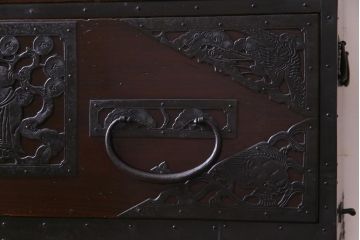 アンティーク家具　古民具　最高級品!　漆塗り　上出来な金具に目を見張る珠玉の佐渡箪笥(八幡箪笥、衣装箪笥)