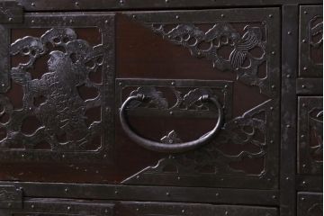 アンティーク家具　古民具　最高級品!　漆塗り　上出来な金具に目を見張る珠玉の佐渡箪笥(八幡箪笥、衣装箪笥)