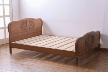 アンティーク家具　フランスアンティーク　オーク材　レリーフがお洒落な大らかな佇まいの木製ベッドフレーム