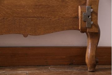 アンティーク家具　フランスアンティーク　オーク材　レリーフがお洒落な大らかな佇まいの木製ベッドフレーム