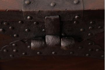 アンティーク雑貨　古民具・骨董　総ケヤキ材　金具が風格を漂わせる銭箱(銭函)
