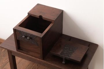アンティーク雑貨　古民具・骨董　総ケヤキ材　金具が風格を漂わせる銭箱(銭函)
