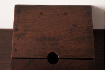 アンティーク雑貨　古民具・骨董　総ケヤキ材　金具が風格を漂わせる銭箱(銭函)