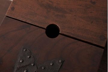 アンティーク雑貨　古民具・骨董　総ケヤキ材　金具が風格を漂わせる銭箱(銭函)