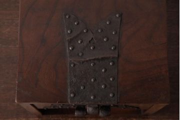 アンティーク雑貨　古民具・骨董　総ケヤキ材　金具が風格を漂わせる銭箱(銭函)