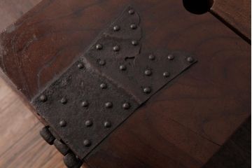 アンティーク雑貨　古民具・骨董　総ケヤキ材　金具が風格を漂わせる銭箱(銭函)