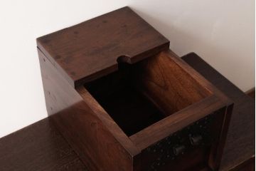 アンティーク雑貨　古民具・骨董　総ケヤキ材　金具が風格を漂わせる銭箱(銭函)