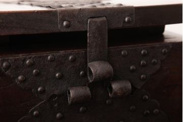 アンティーク雑貨　古民具・骨董　総ケヤキ材　金具が風格を漂わせる銭箱(銭函)
