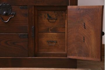 アンティーク家具　和製アンティーク　ヒノキ・ケヤキ材　細部のつくり込みが魅力の上品な関西帳場箪笥(収納棚、時代箪笥)