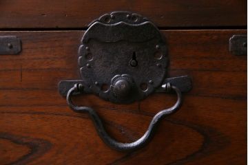 アンティーク家具　和製アンティーク　ヒノキ・ケヤキ材　細部のつくり込みが魅力の上品な関西帳場箪笥(収納棚、時代箪笥)