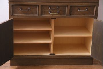 中古　神戸洋家具　永田良介商店　隅モッコ2枚扉　クラシカルな色合いの食器棚(キャビネット、収納棚)(定価約72万円)