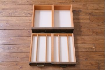 中古　神戸洋家具　永田良介商店　隅モッコ2枚扉　クラシカルな色合いの食器棚(キャビネット、収納棚)(定価約72万円)