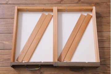 中古　神戸洋家具　永田良介商店　隅モッコ2枚扉　クラシカルな色合いの食器棚(キャビネット、収納棚)(定価約72万円)