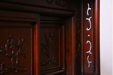 ビンテージ　民芸家具　草花・松に鶴　彫刻が和の雰囲気を漂わせる飾り棚(茶棚、違い棚)