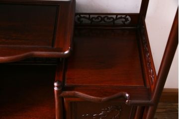 ビンテージ　民芸家具　草花・松に鶴　彫刻が和の雰囲気を漂わせる飾り棚(茶棚、違い棚)