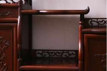 ビンテージ　民芸家具　草花・松に鶴　彫刻が和の雰囲気を漂わせる飾り棚(茶棚、違い棚)