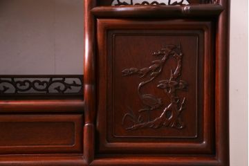 ビンテージ　民芸家具　草花・松に鶴　彫刻が和の雰囲気を漂わせる飾り棚(茶棚、違い棚)