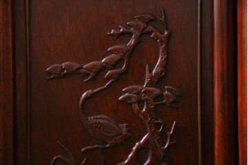 ビンテージ　民芸家具　草花・松に鶴　彫刻が和の雰囲気を漂わせる飾り棚(茶棚、違い棚)