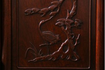 ビンテージ　民芸家具　草花・松に鶴　彫刻が和の雰囲気を漂わせる飾り棚(茶棚、違い棚)