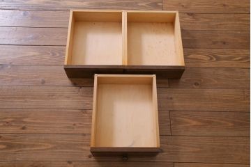 中古美品　三越Brugge(ブルージュ)シリーズ　上品なステンドグラス扉のキャビネット(食器棚、飾り棚、戸棚)