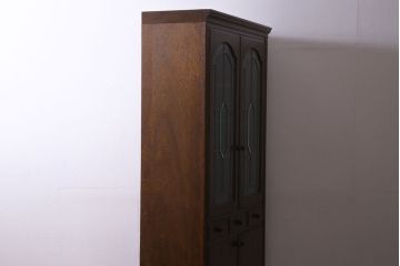 中古美品　三越Brugge(ブルージュ)シリーズ　上品なステンドグラス扉のキャビネット(食器棚、飾り棚、戸棚)