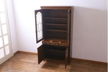 中古美品　三越Brugge(ブルージュ)シリーズ　上品なステンドグラス扉のキャビネット(食器棚、飾り棚、戸棚)
