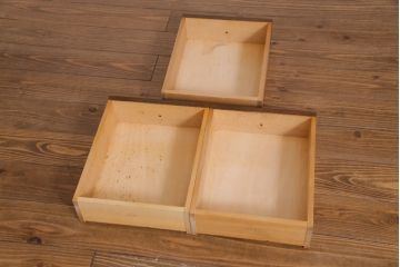 中古美品　三越Brugge(ブルージュ)シリーズ　上品なステンドグラス扉のキャビネット(食器棚、飾り棚、戸棚)