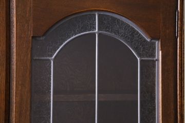 中古美品　三越Brugge(ブルージュ)シリーズ　上品なステンドグラス扉のキャビネット(食器棚、飾り棚、戸棚)