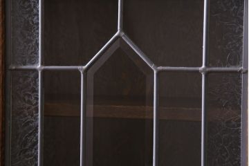 中古美品　三越Brugge(ブルージュ)シリーズ　上品なステンドグラス扉のキャビネット(食器棚、飾り棚、戸棚)